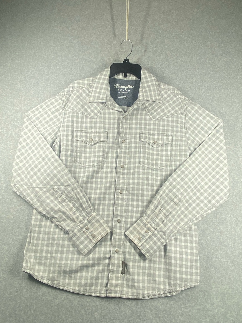 Wrangler Retro western Cowboy Men's shirt Size L beige /white Plaid snap Buttons